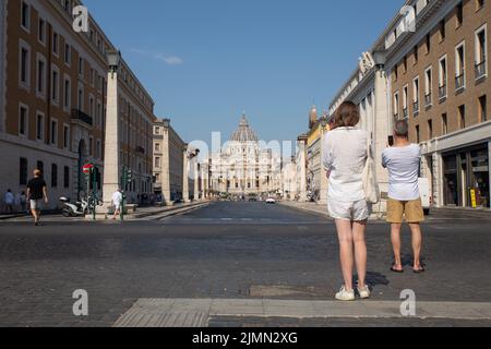 Rom, Italien. 7. August 2022. Touristen am Anfang der Via della Conciliazione in Rom an einem heißen Augustmorgen (Bild: © Matteo Nardone/Pacific Press via ZUMA Press Wire) Stockfoto