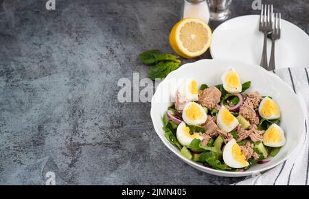 Avocado-Spinatsalat mit Thunfisch, gekochten Eiern und Olivenöl Stockfoto