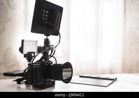 Moderne schwarze spiegellose Kamera-Rig und Klappbrett Stockfoto