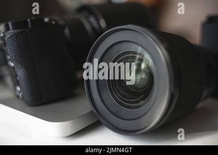 Moderne schwarze Kamera ohne Mikrolinsen und Prime-Objektiv Stockfoto