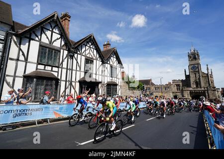 Das Hauptfeld in Aktion beim Men's Road Race in Warwick am zehnten Tag der Commonwealth Games 2022. Bilddatum: Sonntag, 7. August 2022. Stockfoto