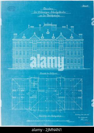 Unbekannter Architekt, Schule für 18 Klassen in Landsberg (1899): Grundriß Dachgeschoss, offene Südansicht 1: 100. Lithographie, 67,7 x 50,2 cm (einschließlich Scankanten) Stockfoto