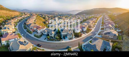 Villen in einem gehobenen Mittelklasse-Viertel rund um Double Peak in San Marcos, Kalifornien. Luftaufnahme von großen Wohngebäuden und gebogenem Geäder Stockfoto