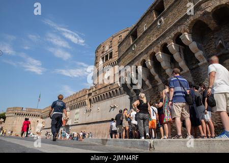 Rom, Italien. 7. August 2022. Touristen standen an einem warmen Augustmorgen vor dem Eingang der Engelsburg in Rom an (Bildquelle: © Matteo Nardone/Pacific Press via ZUMA Press Wire) Stockfoto