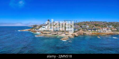 Villen am Strand in einem Luftbild in La Jolla, Kalifornien. Wohlhabende Nachbarschaft in der Nähe der Klippe am Meer und Blick auf den klaren blauen Himmel am Th Stockfoto