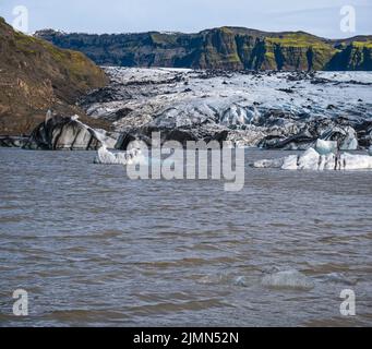 Skaftafellsjokull-Gletscher, Island. Gletscherzunge gleitet von der Vatnajokull-Eiskappe oder dem Vatna-Gletscher in der Nähe des subglazialen Esjufjolls Stockfoto