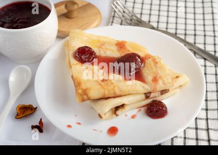 Pfannkuchen mit Erdbeermarmelade auf einem Teller Stockfoto
