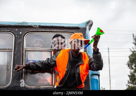 Nairobi, Kenia. 06. August 2022. Unterstützer der Präsidentschaftskandidatin Raila Odinga während einer abschließenden Wahlkampfkundgebung in Kasarani Nairobi, Kenia, am 6. August 2022. Es wird erwartet, dass die Kenianer am Dienstag, den 9. August 2022, an die Wahlen gehen werden. ( Foto von Samson Otieno/Sipa USA) Quelle: SIPA USA/Alamy Live News Stockfoto