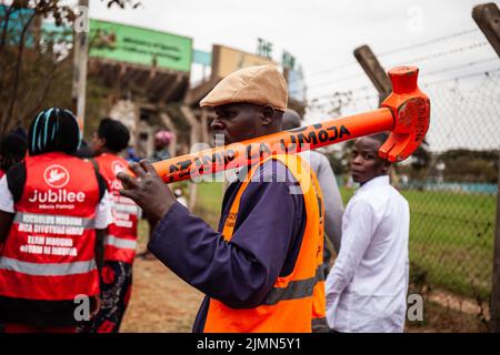 Nairobi, Kenia. 06. August 2022. Unterstützer der Präsidentschaftskandidatin Raila Odinga während einer abschließenden Wahlkampfkundgebung in Kasarani Nairobi, Kenia, am 6. August 2022. Es wird erwartet, dass die Kenianer am Dienstag, den 9. August 2022, an die Wahlen gehen werden. ( Foto von Samson Otieno/Sipa USA) Quelle: SIPA USA/Alamy Live News Stockfoto