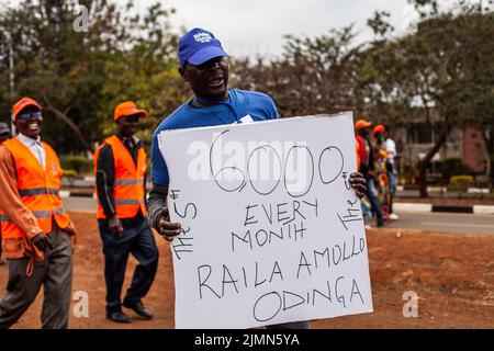 Nairobi, Kenia. 06. August 2022. Unterstützer der Präsidentschaftskandidatin Raila Odinga während einer abschließenden Wahlkampfkundgebung in Kasarani Nairobi, Kenia, am 6. August 2022. Es wird erwartet, dass die Kenianer am Dienstag, den 9. August 2022, an die Wahlen gehen werden. ( Foto von Samson Otieno/Sipa USA) Quelle: SIPA USA/Alamy Live News Stockfoto