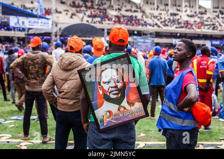 Nairobi, Kenia. 06. August 2022. Unterstützer der Präsidentschaftskandidatin Raila Odinga während einer abschließenden Wahlkampfkundgebung in Kasarani Nairobi, Kenia, am 6. August 2022. Es wird erwartet, dass die Kenianer am Dienstag, den 9. August 2022, an die Wahlen gehen werden. ( Foto von Samson Otieno/Sipa USA) Quelle: SIPA USA/Alamy Live News Stockfoto