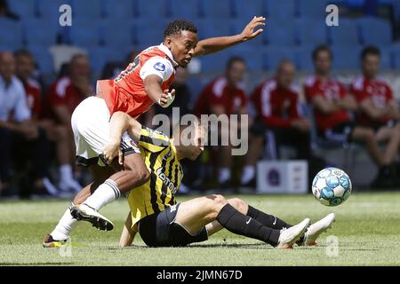 ARNHEM - (lr) Quinten Timber von Feyenoord, Sondre Tronstad von Vitesse während des niederländischen Eredivisie-Spiels zwischen Vitesse und Feyenoord beim Gelredome am 7. August 2022 in Arnhem, Niederlande. ANP PIETER STAM DE YOUNG Stockfoto