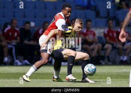 ARNHEM - (lr) Quinten Timber von Feyenoord, Sondre Tronstad von Vitesse während des niederländischen Eredivisie-Spiels zwischen Vitesse und Feyenoord beim Gelredome am 7. August 2022 in Arnhem, Niederlande. ANP PIETER STAM DE YOUNG Stockfoto