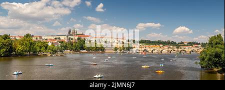 Blick auf das Wasser über die Moldau mit Tretbooten zur Prager Burg und Karlsbrücke, Prag, Tschechische republik Stockfoto