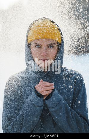 Junge athletische Frau in Sportkleidung bereit für ein Winter-Workout Stockfoto