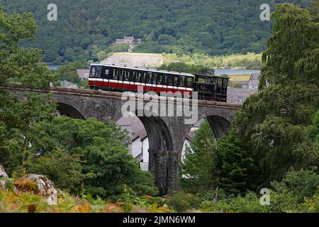 Ein Dieselzug auf der Snowdon Mountain Railway hat gesehen, wie er die Passagiere zum Gipfel bringt Stockfoto