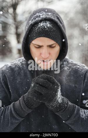 Schöner, athletischer Mann mit Hoodie während seines Wintertrainings Stockfoto