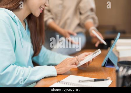 Bildungskonzept, Teenage Mädchen verwenden Rechner zu tun Mathematik Quiz, während Tutor erklären Lektion. Stockfoto