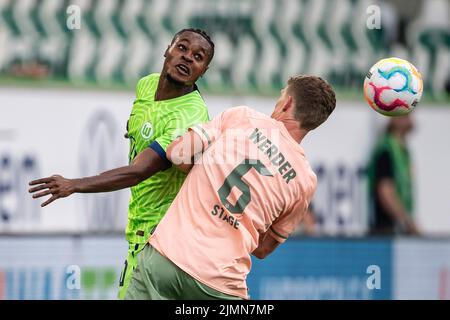 06. August 2022, Niedersachsen, Wolfsburg: Fußball: Bundesliga, VfL Wolfsburg - Werder Bremen, Matchday 1, Volkswagen Arena. Wolfskis Rudle Baku (l) spielt gegen die Bremer Jens-Bühne. Foto: Swen Pförtner/dpa - WICHTIGER HINWEIS: Gemäß den Anforderungen der DFL Deutsche Fußball Liga und des DFB Deutscher Fußball-Bund ist es untersagt, im Stadion und/oder vom Spiel aufgenommene Fotos in Form von Sequenzbildern und/oder videoähnlichen Fotoserien zu verwenden oder zu verwenden. Stockfoto