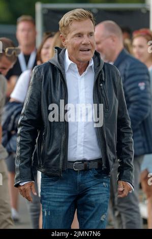 06. August 2022, Nordrhein-Westfalen, Bonn: Sänger Dieter Bohlen steht vor seinem Auftritt hinter der Bühne beim Hit-Song-Event "Lieblingslieder". Foto: Henning Kaiser/dpa Stockfoto