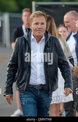 06. August 2022, Nordrhein-Westfalen, Bonn: Sänger Dieter Bohlen tritt hinter die Bühne zu seinem Auftritt beim Liedslieder-Hit-Event. Foto: Henning Kaiser/dpa Stockfoto