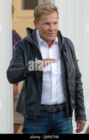 06. August 2022, Nordrhein-Westfalen, Bonn: Sänger Dieter Bohlen steht vor seinem Auftritt hinter der Bühne beim Hit-Song-Event "Lieblingslieder". Foto: Henning Kaiser/dpa Stockfoto