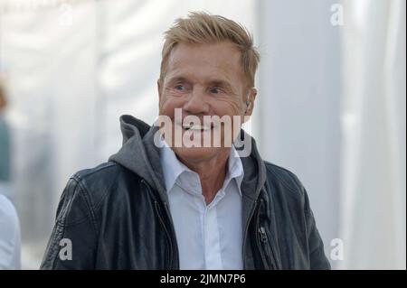 06. August 2022, Nordrhein-Westfalen, Bonn: Sänger Dieter Bohlen steht vor seinem Auftritt hinter der Bühne beim Hit-Song-Event "Lieblingslieder". Foto: Henning Kaiser/dpa Stockfoto