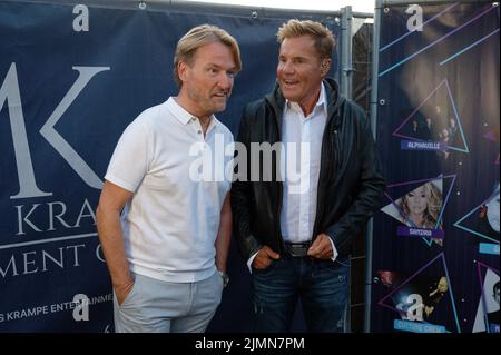 06. August 2022, Nordrhein-Westfalen, Bonn: Veranstalter Markus Krampe (l.) und Sänger Dieter Bohlen stehen vor seinem Auftritt hinter der Bühne beim Schlagerevent 'Lieblingslieder'. Foto: Henning Kaiser/dpa Stockfoto