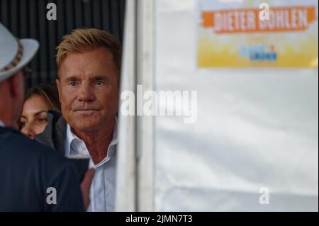 06. August 2022, Nordrhein-Westfalen, Bonn: Sänger Dieter Bohlen steht vor seinem Auftritt hinter der Bühne beim Hit-Song-Event "Lieblingslieder". Foto: Henning Kaiser/dpa Stockfoto