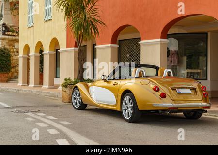 Exklusive Oldtimer steht auf engen kleinen Straßen, Nachbildung auf dem berühmten Cabriolet in der französischen Riviera, Cap Ferrat, Stockfoto