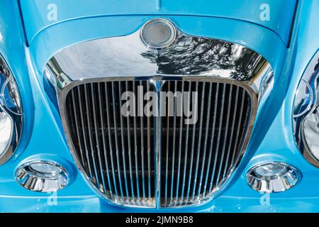 Nahaufnahme des Chromgrills des exklusiven Oldtimers, Nachbildung auf dem berühmten Cabriolet in der französischen Riviera, Cap Ferrat, RE Stockfoto