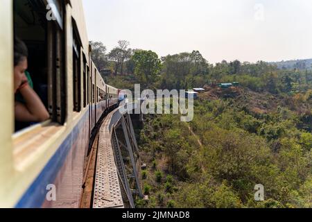 Eine schöne Aufnahme eines Zuges auf dem Goteik Viadukt in Myanmar Stockfoto