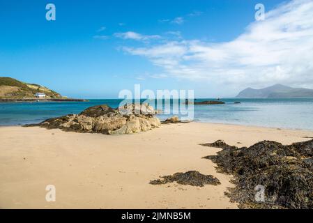 Schöner Sandstrand bei Porthdinlalen bei Morfa Nefyn an der Küste der Halbinsel Lleyn, Nordwales. Stockfoto