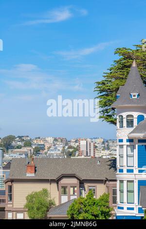 Wohngebäude in San Francisco, Kalifornien, mit unterschiedlichen architektonischen Außendesigns. San Francisco-Viertel mit mehrstöckigen Wohnheimen Stockfoto