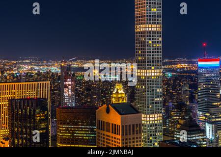 432 Park Avenue und Manhattan Nachtansicht Stockfoto