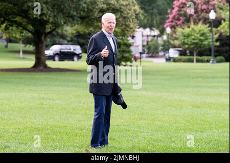 Washington, Usa. 07. August 2022. Präsident Joe Biden mit einem Hut der Beau Biden Foundation verlässt das Weiße Haus, um nach Rehoboth Beach, Delaware, zu gehen. (Foto: Michael Brochstein/Sipa USA) Quelle: SIPA USA/Alamy Live News Stockfoto