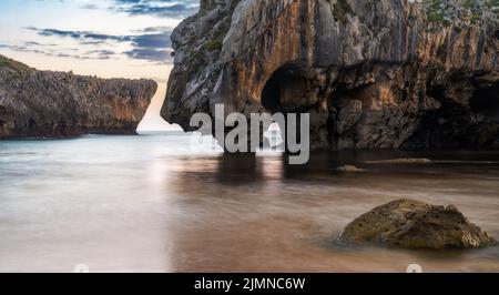 Blick auf die Cuevas del Mar an der Costa Verde von Asturien Stockfoto