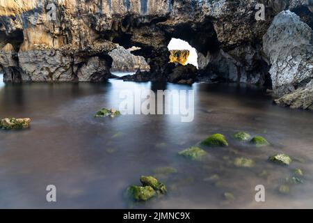 Eine Detailansicht der Höhlen des Strandes Cuevas del Mar in Asturien Stockfoto