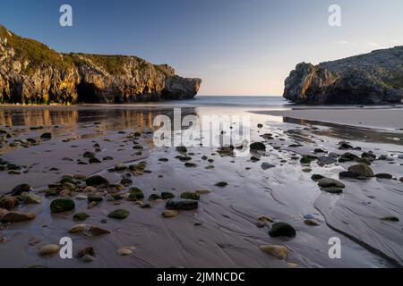 Eine lange Aussicht auf die Cuevas del Mar an der Costa Verde von Asturien Stockfoto