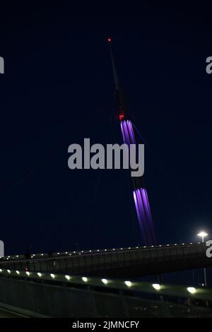 Pescara, Italien Ponte del Mare bei Nacht, Brücke im Kanal und Hafen von Pescara Stadt, Abruzzen Region Stockfoto