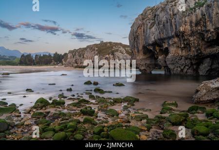 Eine lange Aussicht auf die Cuevas del Mar an der Costa Verde von Asturien Stockfoto