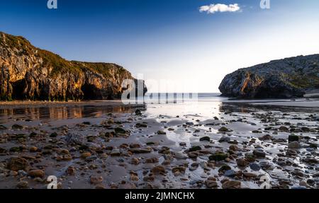 Blick auf die Cuevas del Mar an der Costa Verde von Asturien Stockfoto