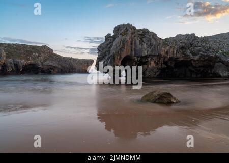 Blick auf die Cuevas del Mar an der Costa Verde von Asturien Stockfoto