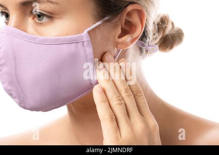 Maskne - Akne Ausbrüche aus dem Tragen einer Gesichtsmaske Stockfoto