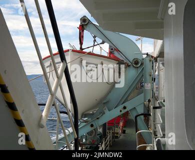 Ein Rettungsboot auf der Fähre, das Ardrossan an der Westküste Schottlands mit Brodick auf der Isle of Arran verbindet. Stockfoto