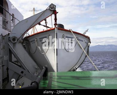 Ein Rettungsboot auf der Fähre, das Ardrossan an der Westküste Schottlands mit Brodick auf der Isle of Arran verbindet. Stockfoto
