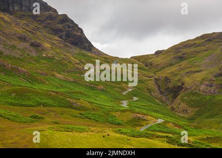 Blick auf den Hardknott Pass, Hügelpass zwischen Eskdale und dem Duddon Valley im Lake District National Park, Cumbria, England. Stockfoto