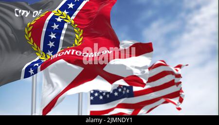 Die Flaggen des Staates Alabama und der Vereinigten Staaten von Amerika winken im Wind. Stockfoto