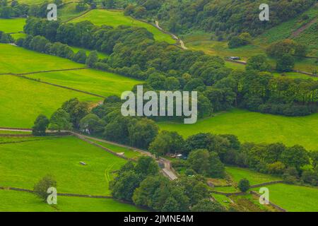 Blick auf den Hardknott Pass, Hügelpass zwischen Eskdale und dem Duddon Valley im Lake District National Park, Cumbria, England. Stockfoto