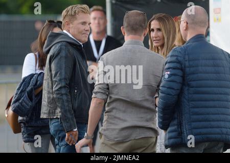 06. August 2022, Nordrhein-Westfalen, Bonn: Sänger Dieter Bohlen und seine Frau Carina Walz (l, versteckt) plaudern vor seinem Auftritt backstage beim Lieblingslieder-Hit-Event. Foto: Henning Kaiser/dpa Stockfoto
